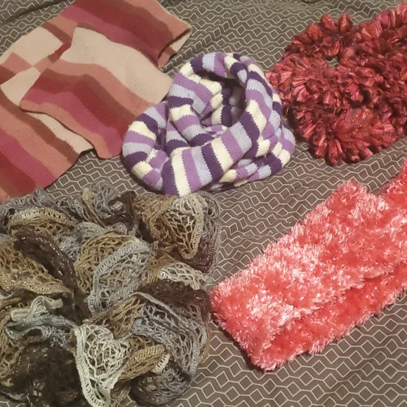 Ladies Scarf Bundle - Picture 16 of 17
